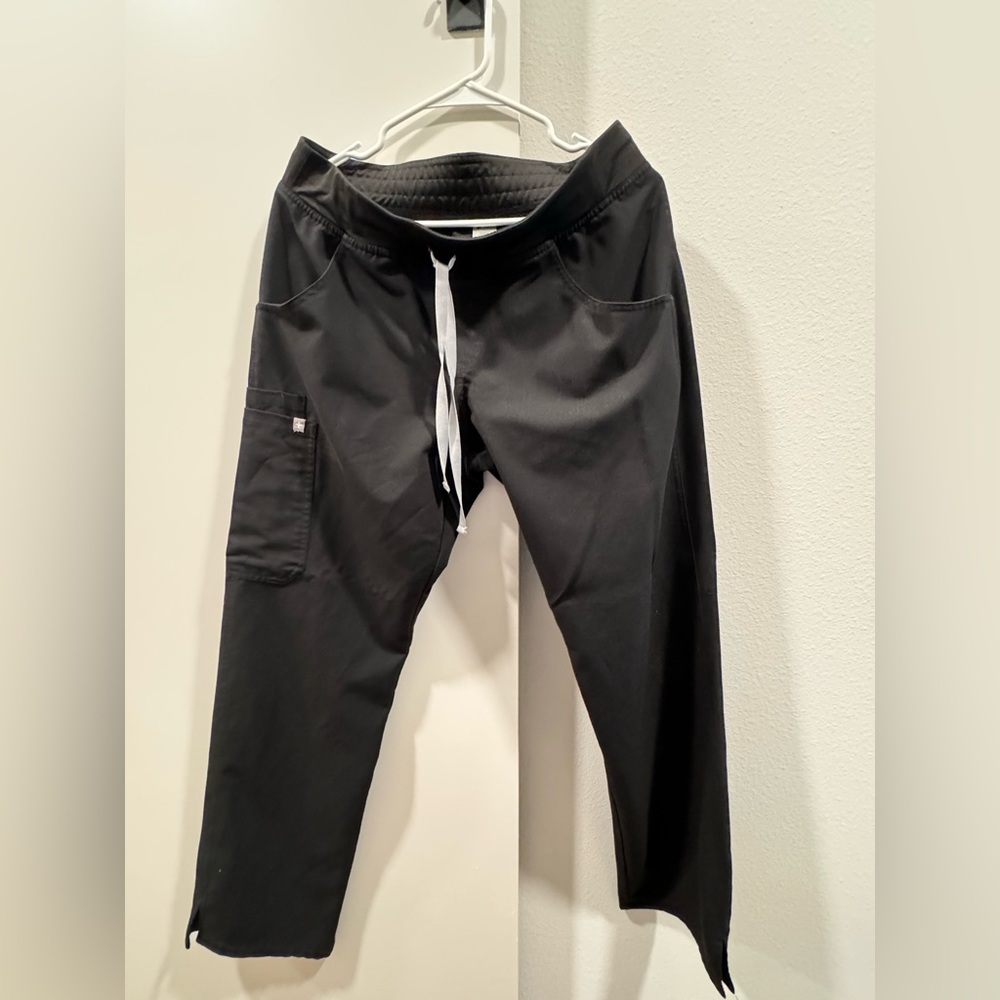 FIGS Kade Cargo Pants in black size medium